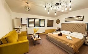 Golden Escape - Charming Studio In Prime Location