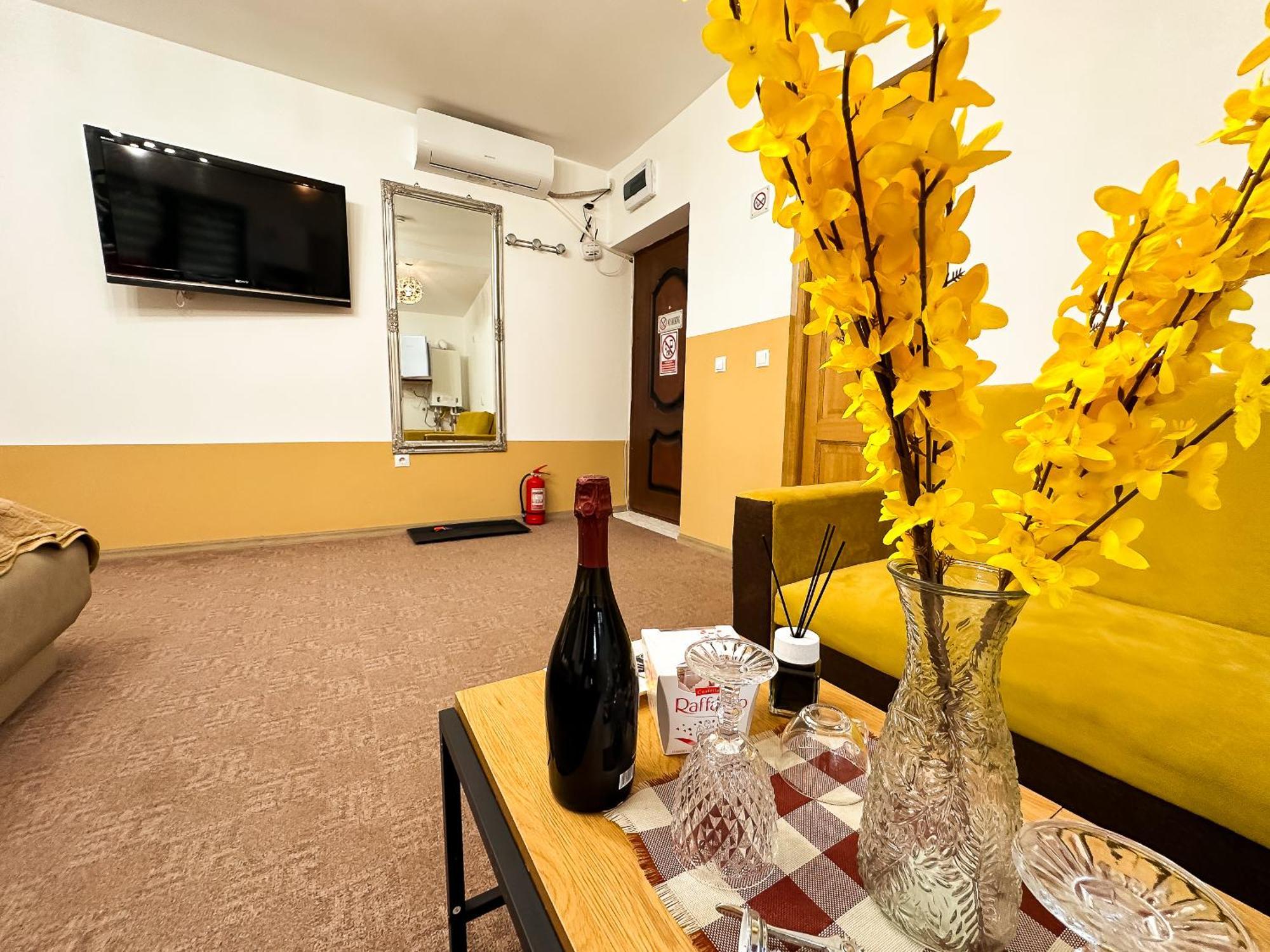 Golden Escape - Charming Studio In Prime Location Apartment Craiova Exterior foto