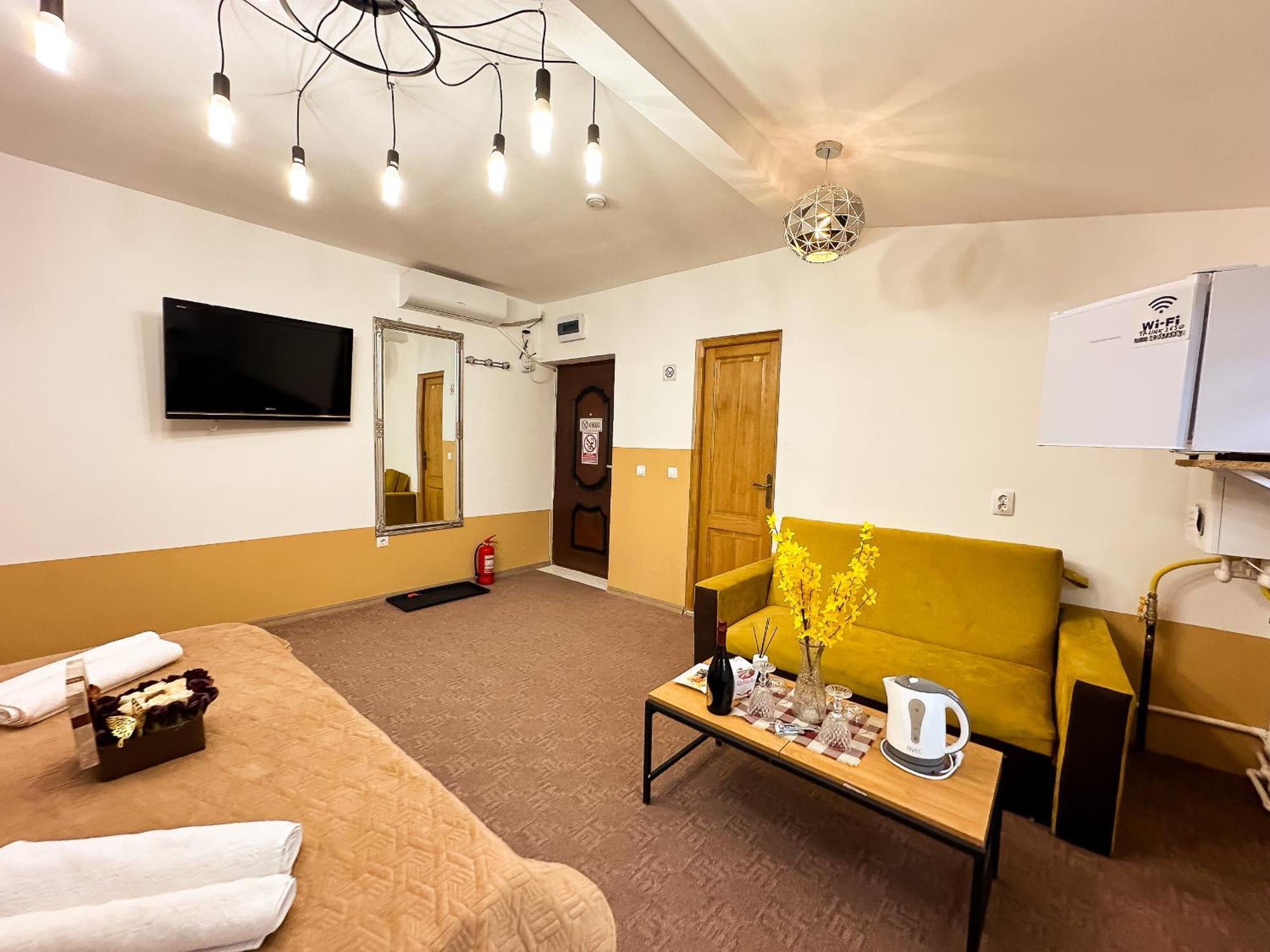 Golden Escape - Charming Studio In Prime Location Apartment Craiova Exterior foto